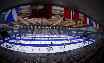 Curling-MS: Švédi víťazmi základnej časti, ďalší program stopol koronavírus