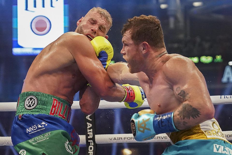 Boxer Saul „Canelo” Alvarez a Brit Billy Joe Saunders v súboji  superstrednej hmotnostnej kategórie.