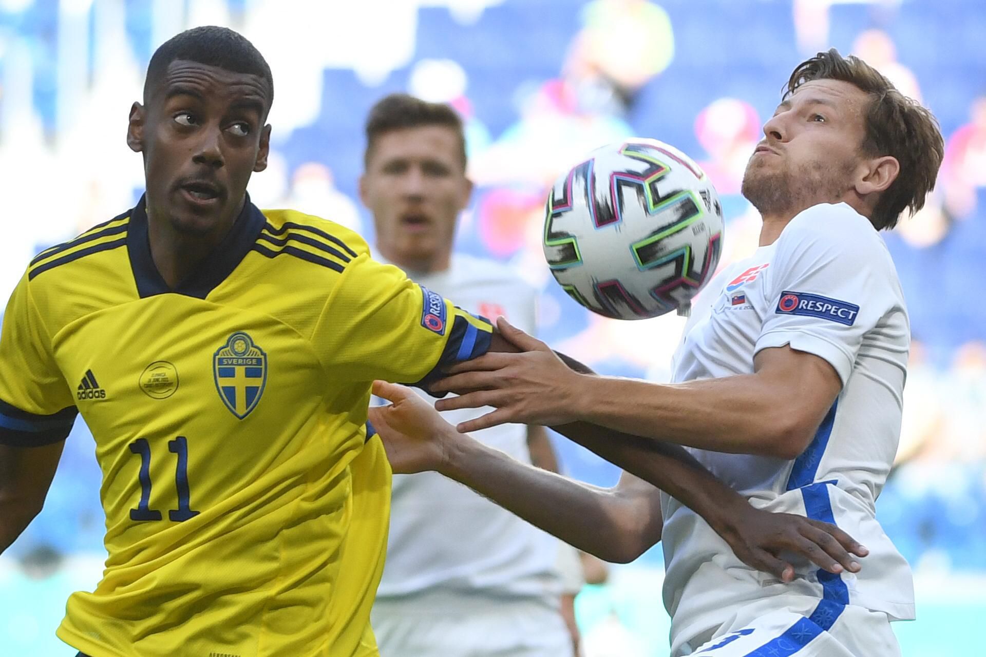 EURO 2020: Švédsko - Slovensko: zľava švédsky futbalista Alexander Isak a slovenský futbalista Patrik Hrošovský