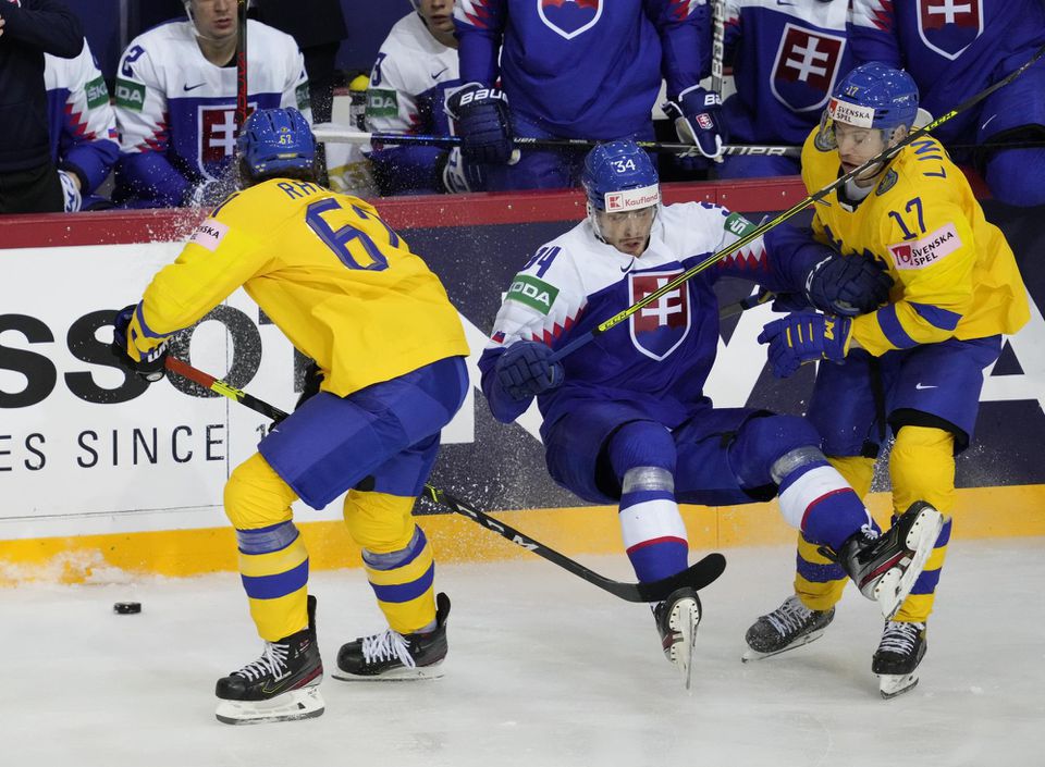 MS v hokeji 2021: Švédsko - Slovensko ( zľava Rickard Rakell, Peter Cehlárik a Par Lindholm)