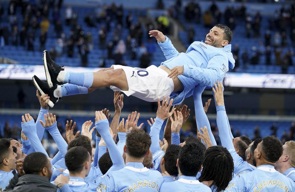 Hráči Manchestru City vyhadzujú do vzduchu spoluhráča Sergia Agüera