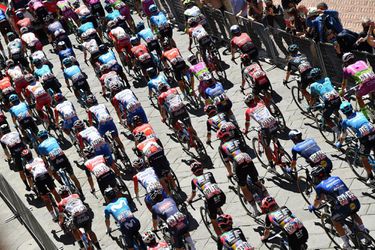 Giro: Pondelkovú 16. etapu museli skrátiť pre dážď a mrazivé počasie