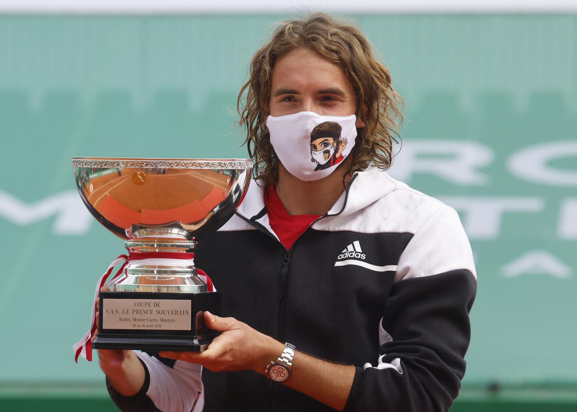 Stefanos Tsitsipas pózuje v víťaznou trofejou