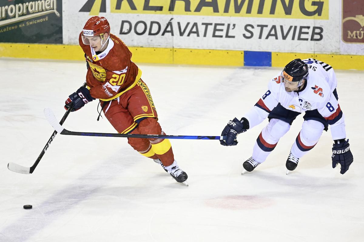 Oliver Okuliar (HK Dukla Trenčín) a Michal Sersen (HC Slovan Bratislava).