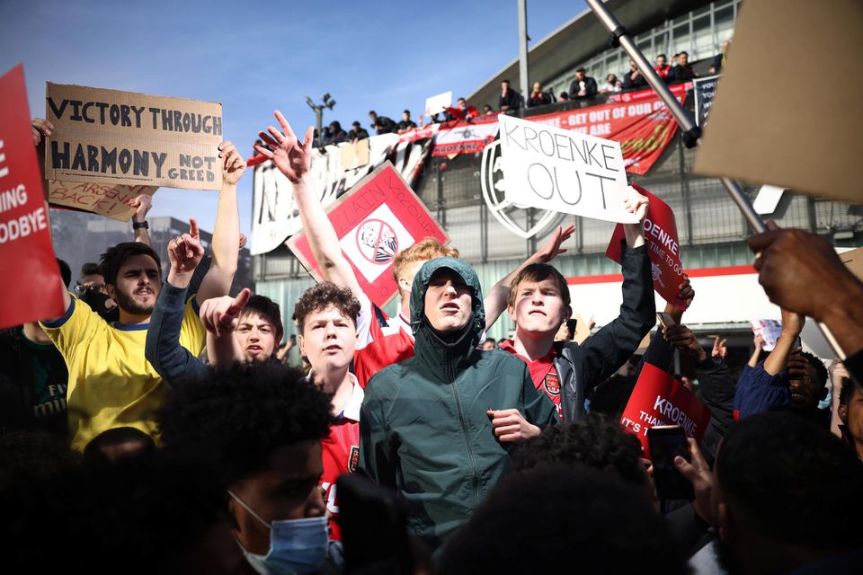 Demonštrujúci fanúšikovia Arsenalu