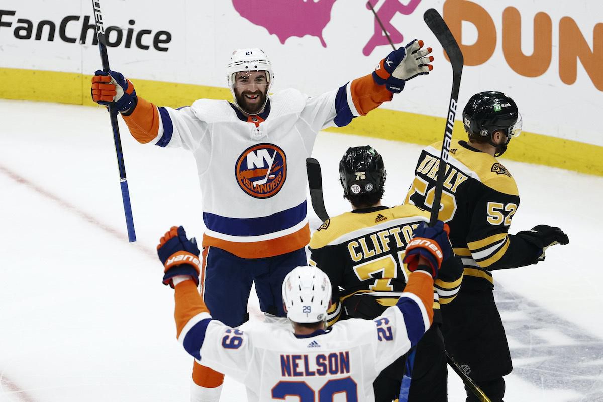 Hráči New Yorku Islanders a Bostonu Bruins.