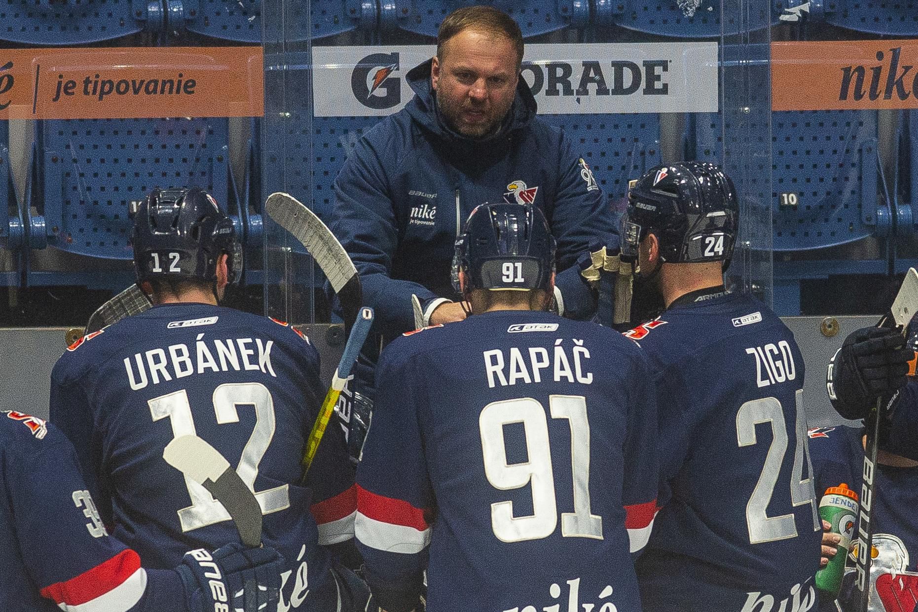 tréner HC Slovan Bratislava Robert Döme a zľava dole Jakub Urbánek, Branislav Rapáč a Tomáš Zigo