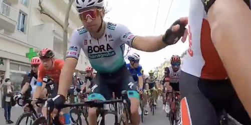 Giro: Peter Sagan predviedol džentlmenské gesto a pomohol víťazovi etapy