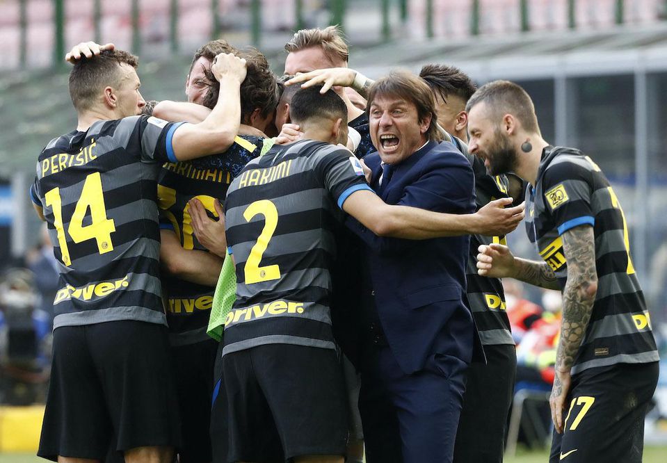 Antonio Conte sa raduje s hráčmi Interu Miláno.