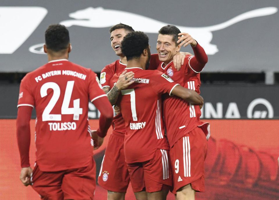 Futbalista Bayernu Robert Lewandowski  (vpravo) sa teší so spoluhráčmi po strelení gólu.