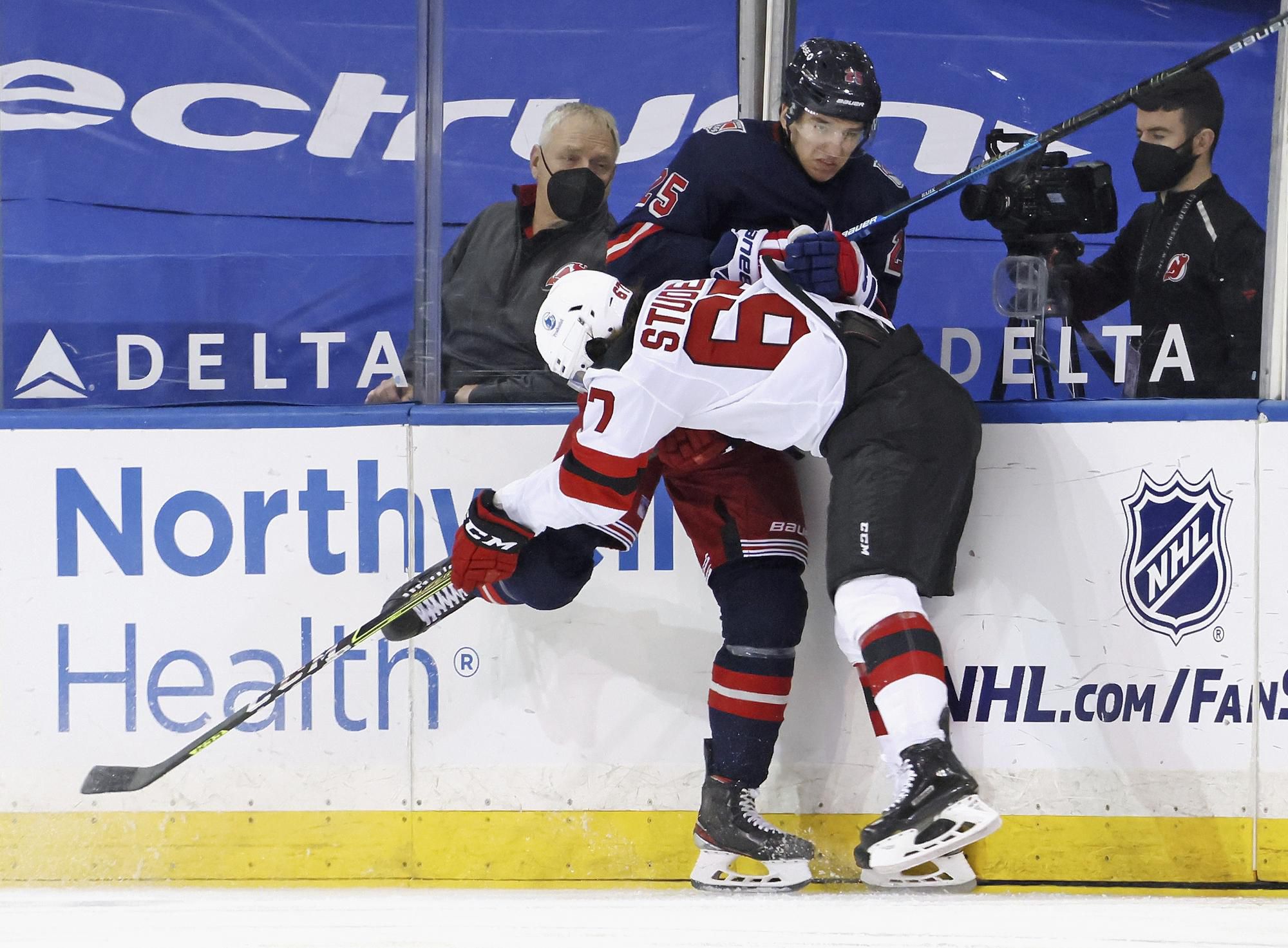 Marián Studenič z New Jersey Devils a Libor Hájek z New Yorku Rangers