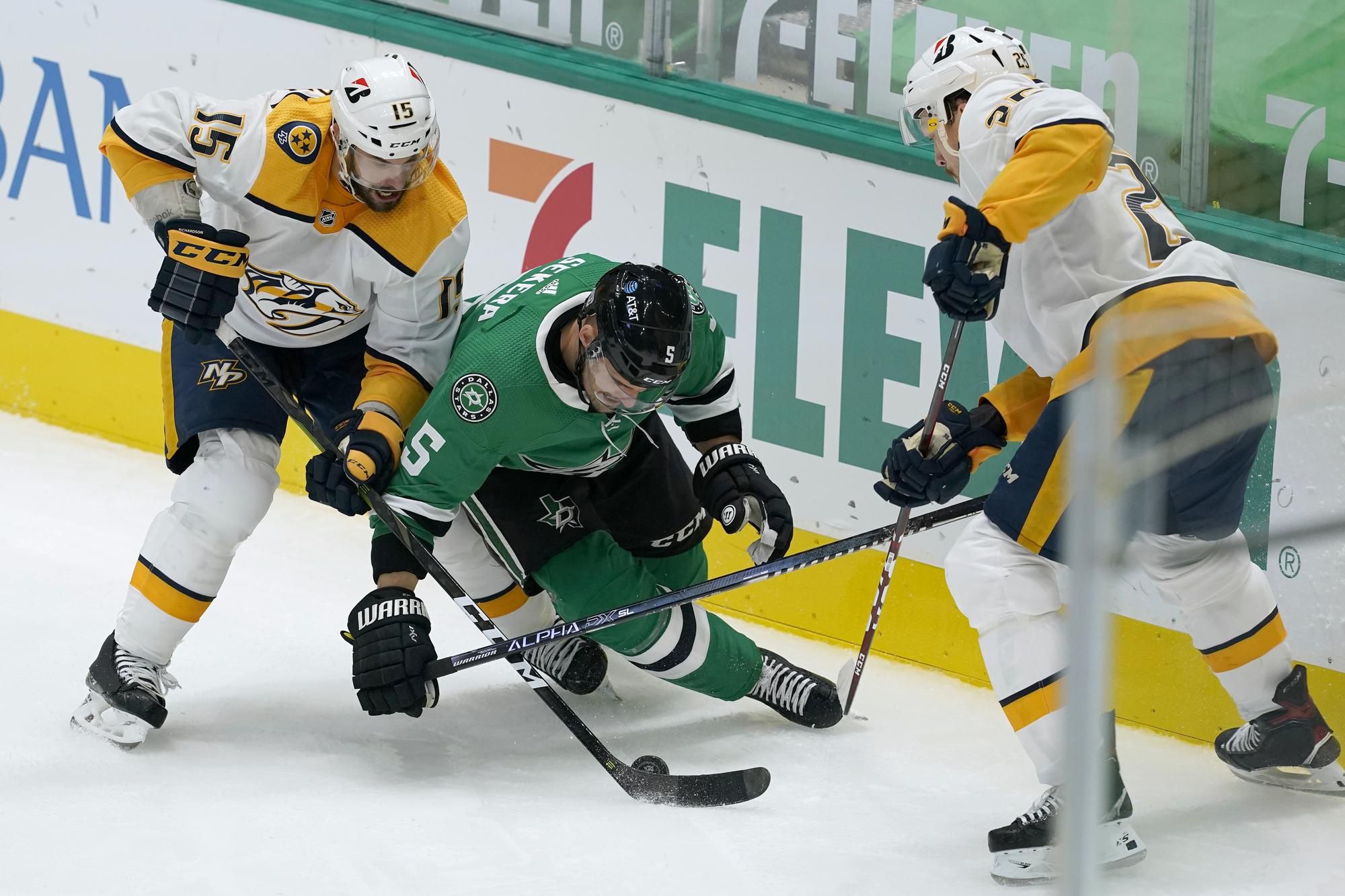 Andrej Sekera (Dallas Stars) v súboji s dvojicou hráčov Nashvillu Predators