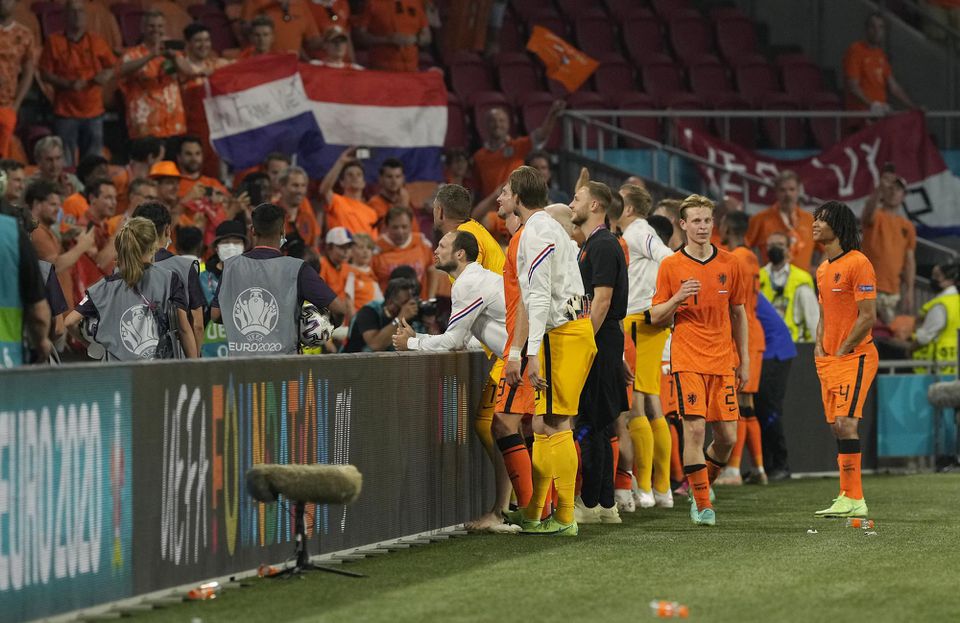 Reprezentanti Holandska oslavujú s fanúšikmi