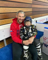 Ovečkin junior sa učí abecedu s hokejovými legendami, nechýba Jágr či Chára