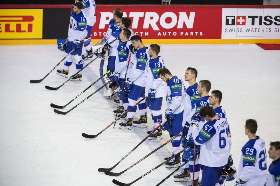 MS v hokeji 2021: Švajčiarsko - Slovensko (smutní hráči Slovenska po prehratom zápase)