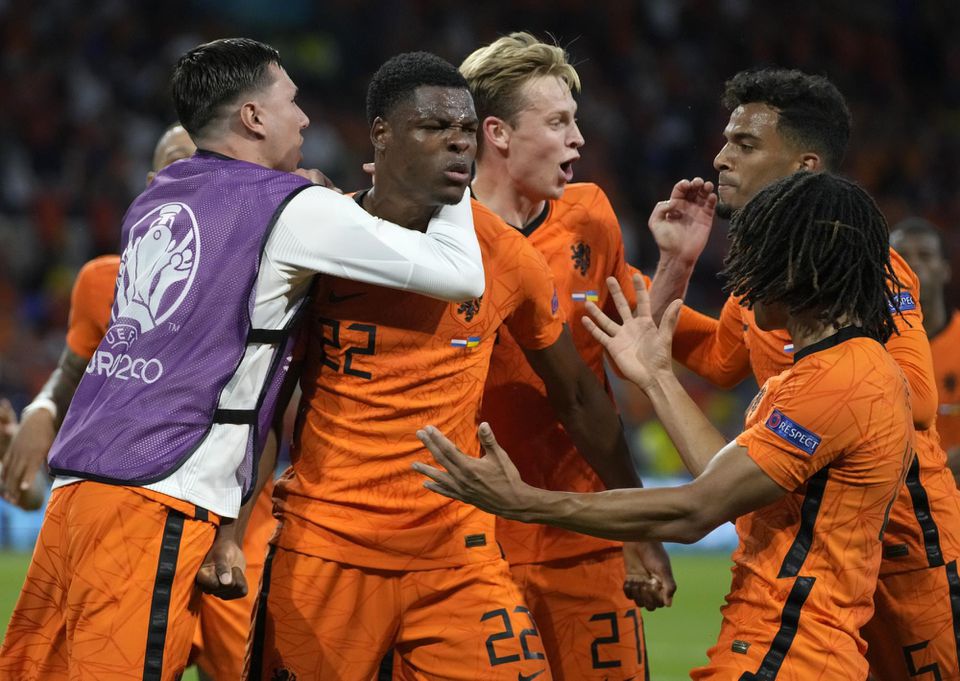 Denzel Dumfries oslavuje so spoluhráčmi z Holandska