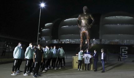 Kapitán Messi spolu so spoluhráčmi v Argentíne odhalili sochu Diega Maradonu