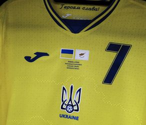 UEFA nariadila Ukrajine odstrániť z dresov kontroverzný slogan