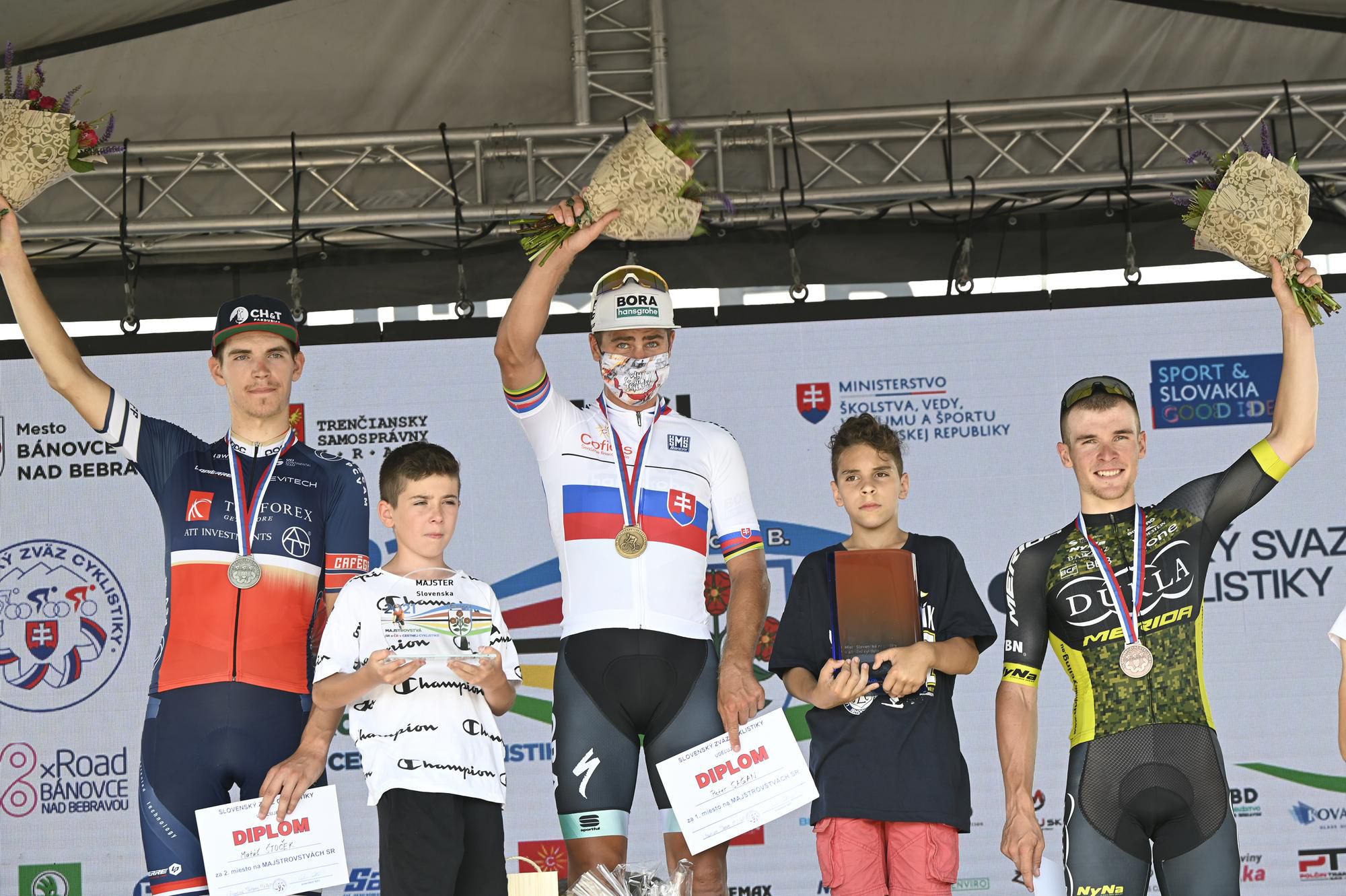 Na snímke zľava slovenskí reprezentanti, strieborný Matúš Štoček, zlatý Peter Sagan a bronzový Lukáš Kubiš