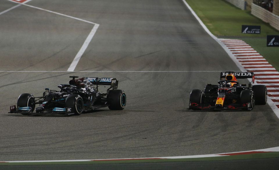 Súboja Lewisa Hamiltona z Mercedesu a Maxa Verstappena z Red Bullu na Veľkej cene Bahrajnu 2021.