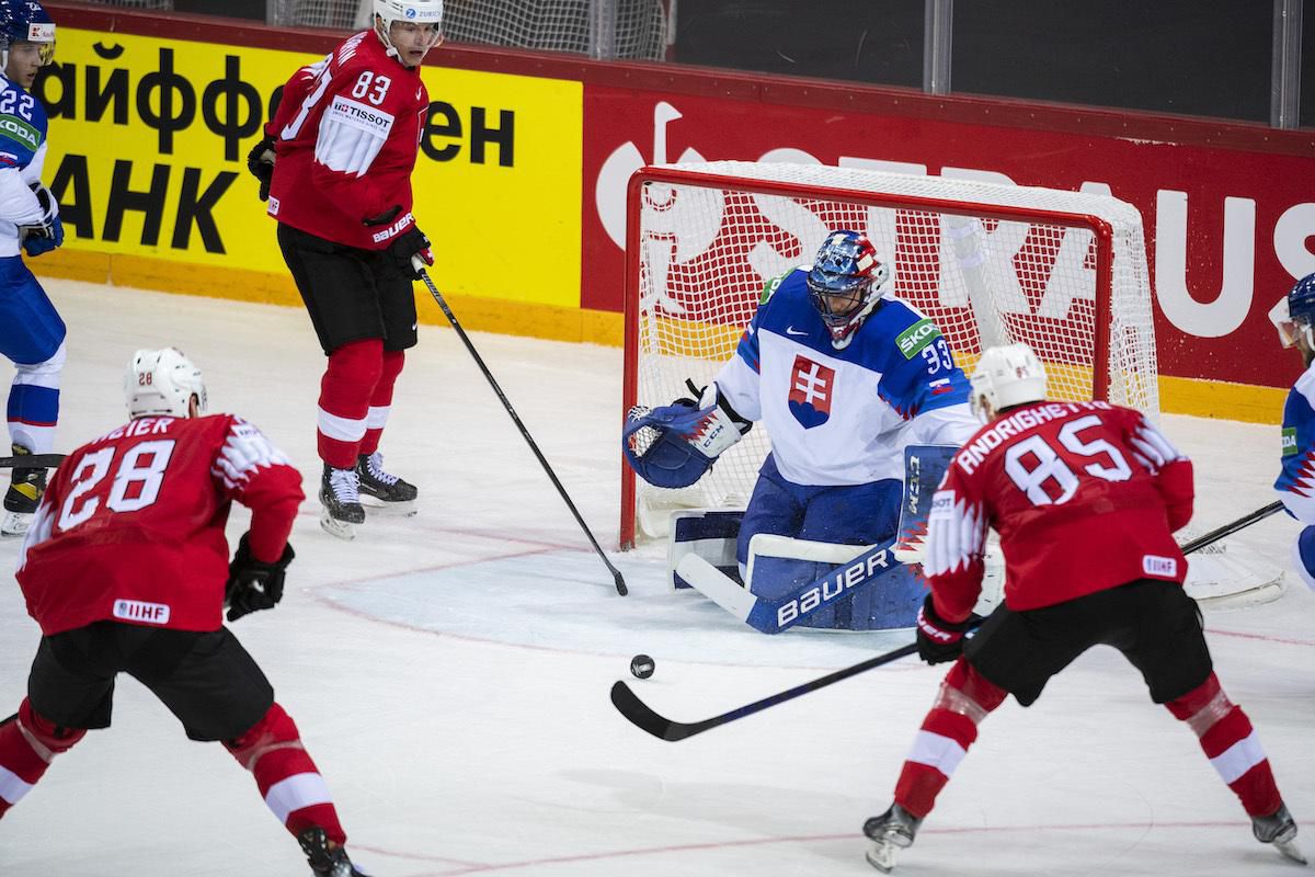 Samuel Kňažko (Slovensko), Joel Vermin (Švajčiarsko), brankár Július Hudáček (Slovensko) a Sven Andrighetto (Švajčiarsko).