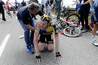Giro: 15. etapu poznačil hromadný pád cyklistov, Saganov kolega musel skončiť