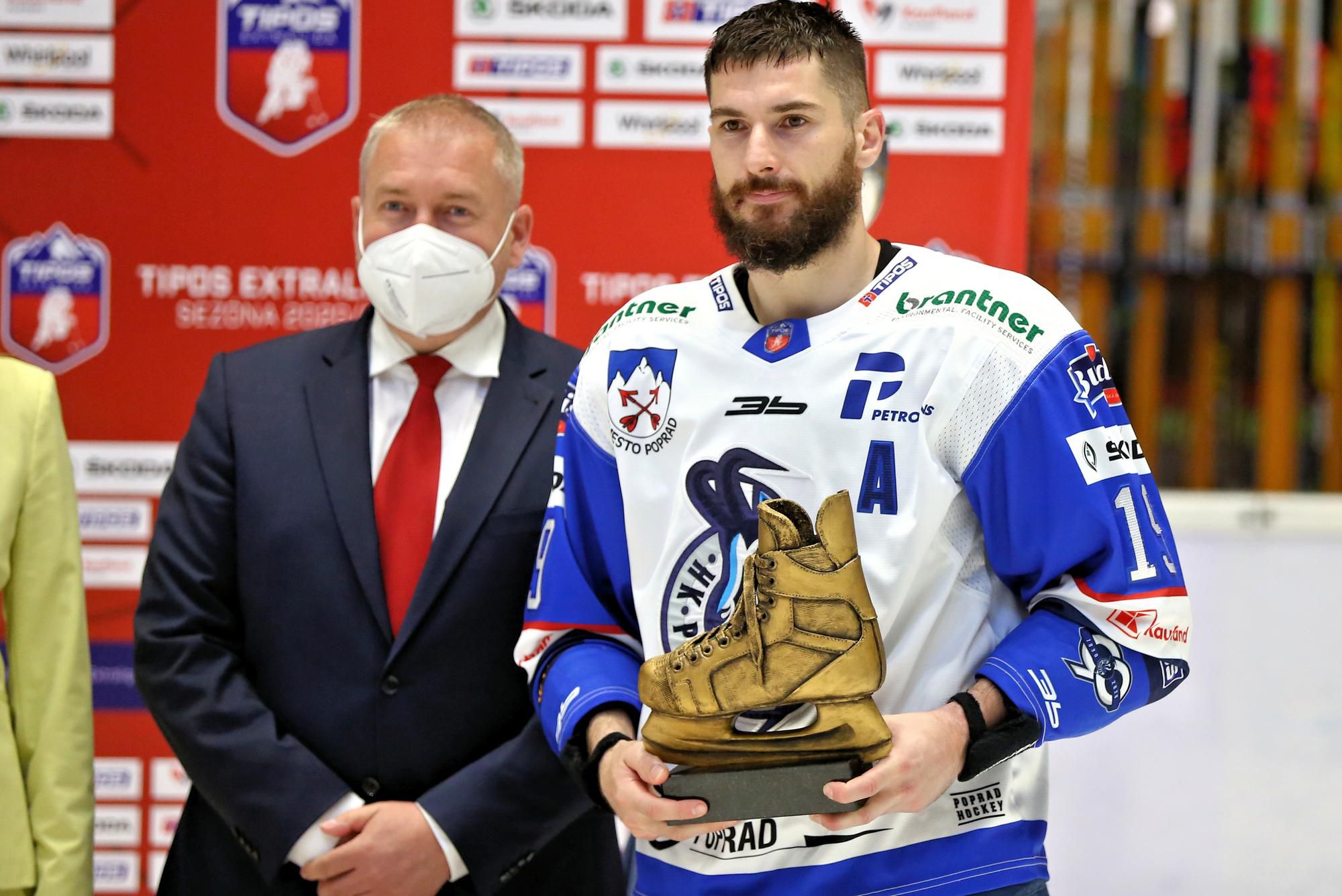 Dávid Skokan z HK Poprad počas preberania Zlatej korčule pre najužitočnejšieho hokejistu play-off.