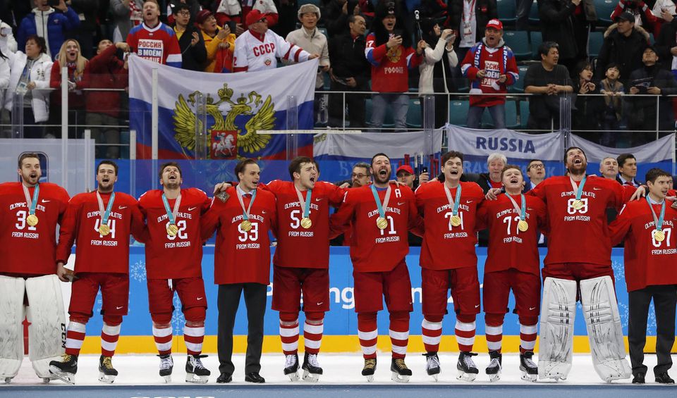ruskí hokejisti spievajú hymnu