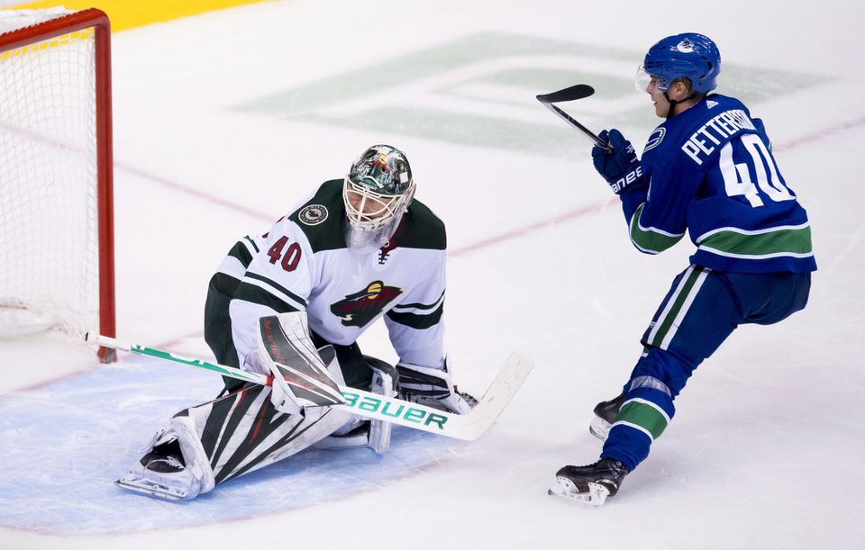 Hokejista Vancouveru Canucks Elias Pettersson prekonáva brankára Minnesoty Devana Dubnyka