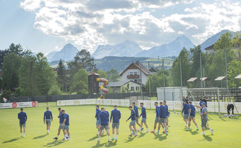Slovenskí futbaloví reprezentanti počas tréningu na hernom sústredení v rakúskom Windischgarstene.