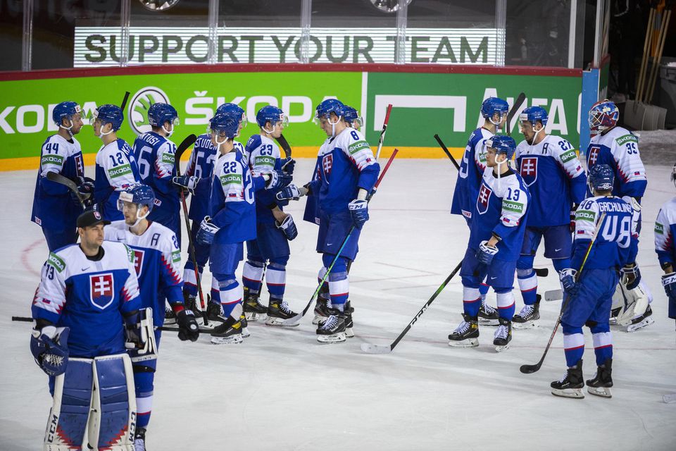 MS v hokeji 2021: Švédsko - Slovensko (smutní hokejisti Slovenska po prehratom zápase)