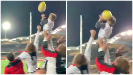 Takto sa lopta nechytá, malý chlapec dostal na zápase austrálskeho futbalu tvrdú ranu