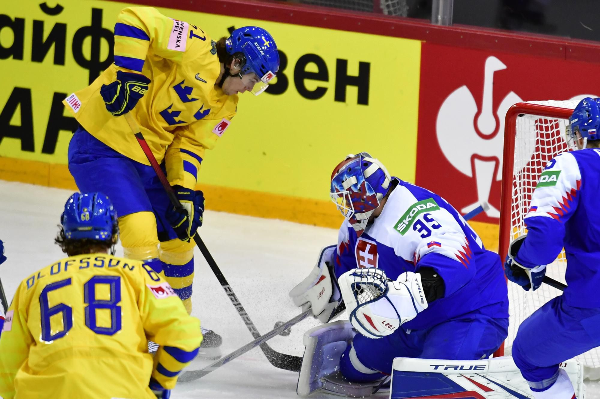MS v hokeji 2021: Švédsko - Slovensko (sprava brankár Adam Húska, Filip Hallander a Victor Olufsson)