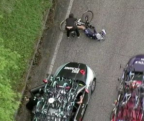 Giro: Bizarná a nepochopiteľná situácia, auto zozadu zrazilo cyklistu