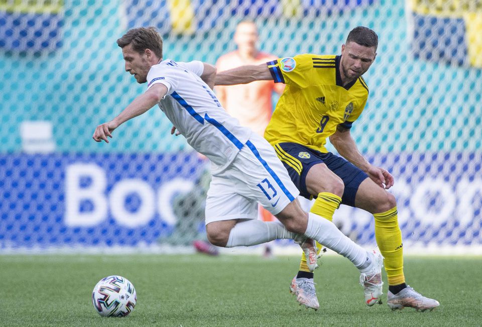 EURO 2020: Švédsko - Slovensko: vľavo slovenský futbalista Patrik Hrošovský a vpravo švédsky futbalista Marcus Berg