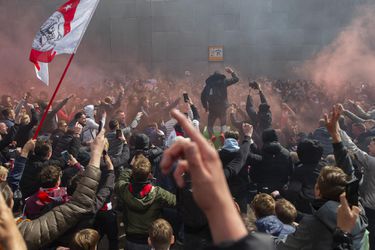 Fanúšikovia Ajaxu napriek zákazu oslávili zisk titulu pred štadiónom