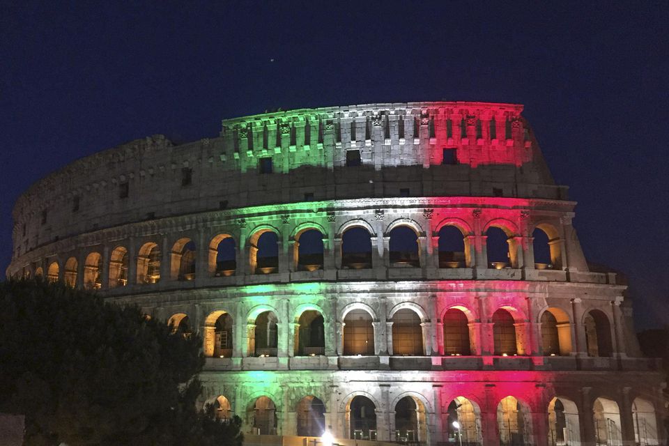 Talianska vlajka na Koloseu.