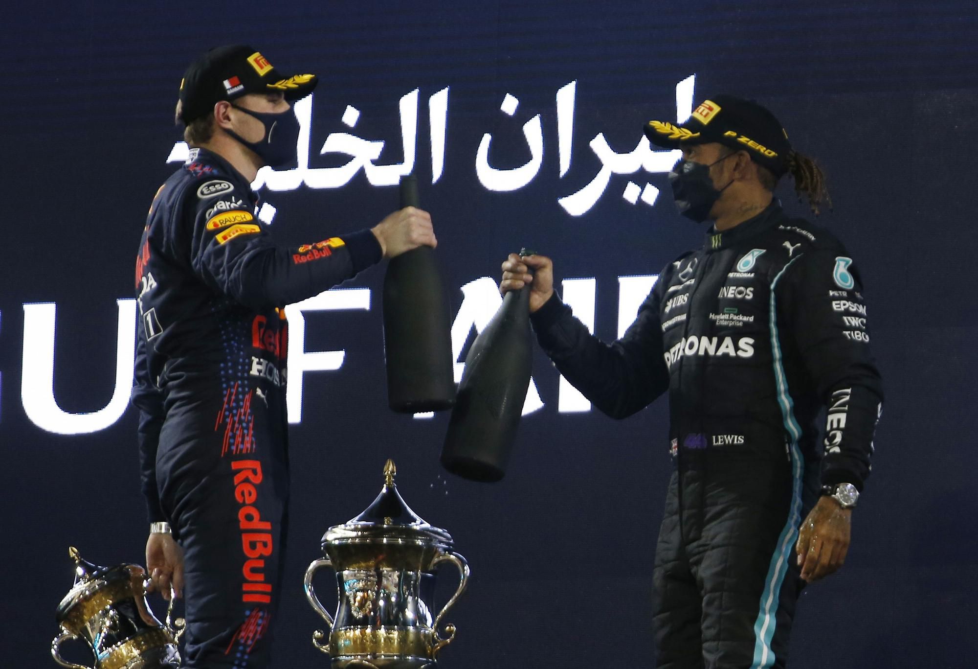 Max Verstappen z Red Bullu a Lewis Hamilton z Mercedesu na Veľkej cene Bahrajnu 2021.