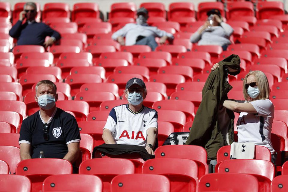 Fanúšikovia Tottenhamu s rúškami.