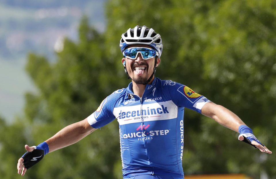 Francúzsky cyklista Julian Alaphilippe sa teší z víťazstva v 3. etape prestížnych cyklistických pretekoch Tour de France.