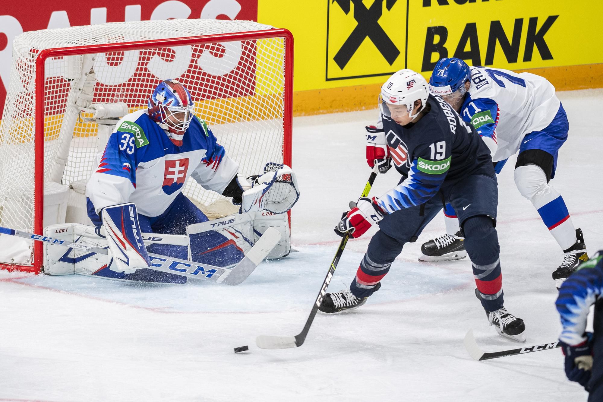 MS v hokeji 2021: USA - Slovensko: zľava brankár Adam Húska (Slovensko), Jack Drury (USA) a kapitán Marek Ďaloga (Slovensko)