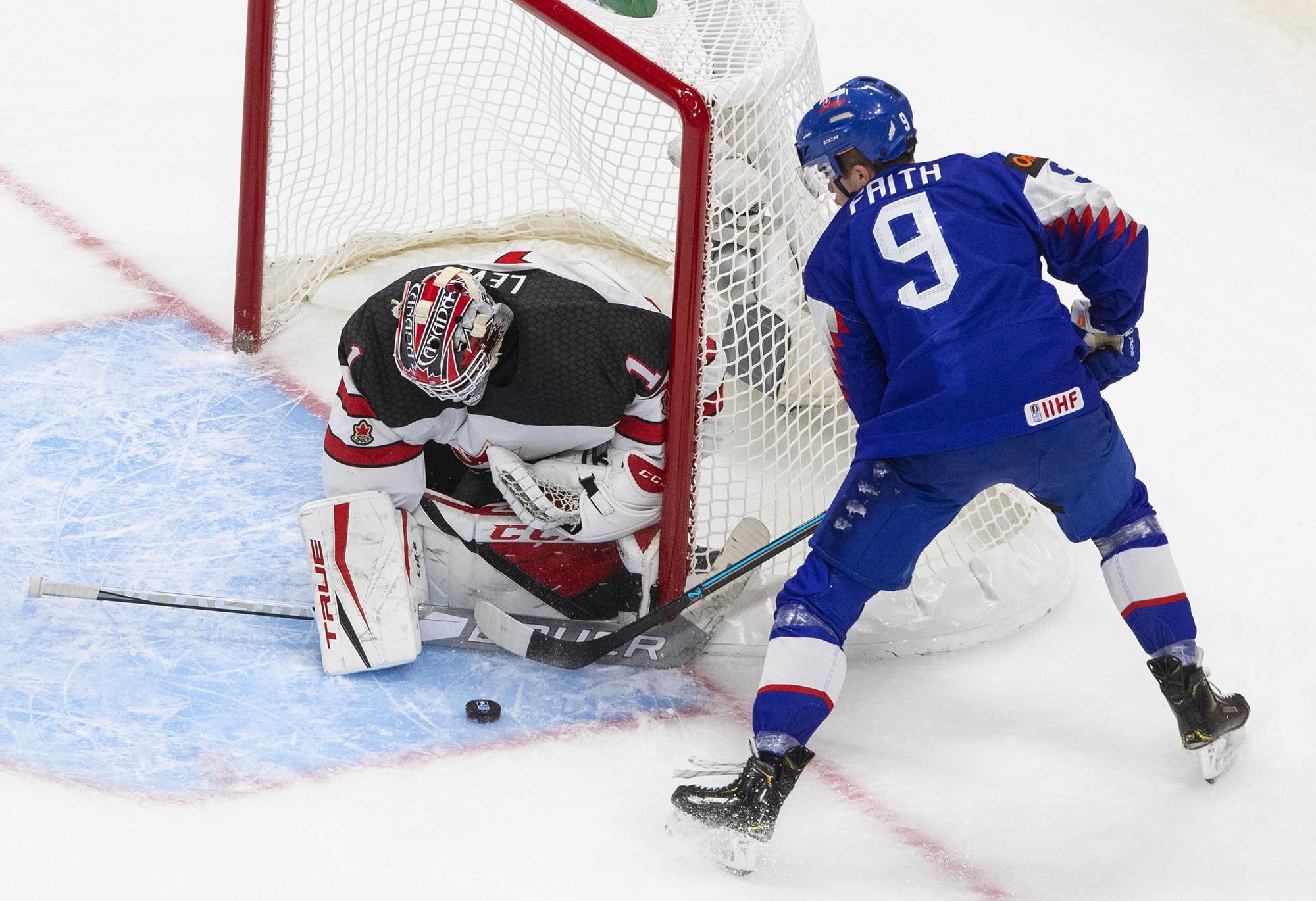 Roman Faith v zápase proti USA na MS v hokeji do 20 rokov.