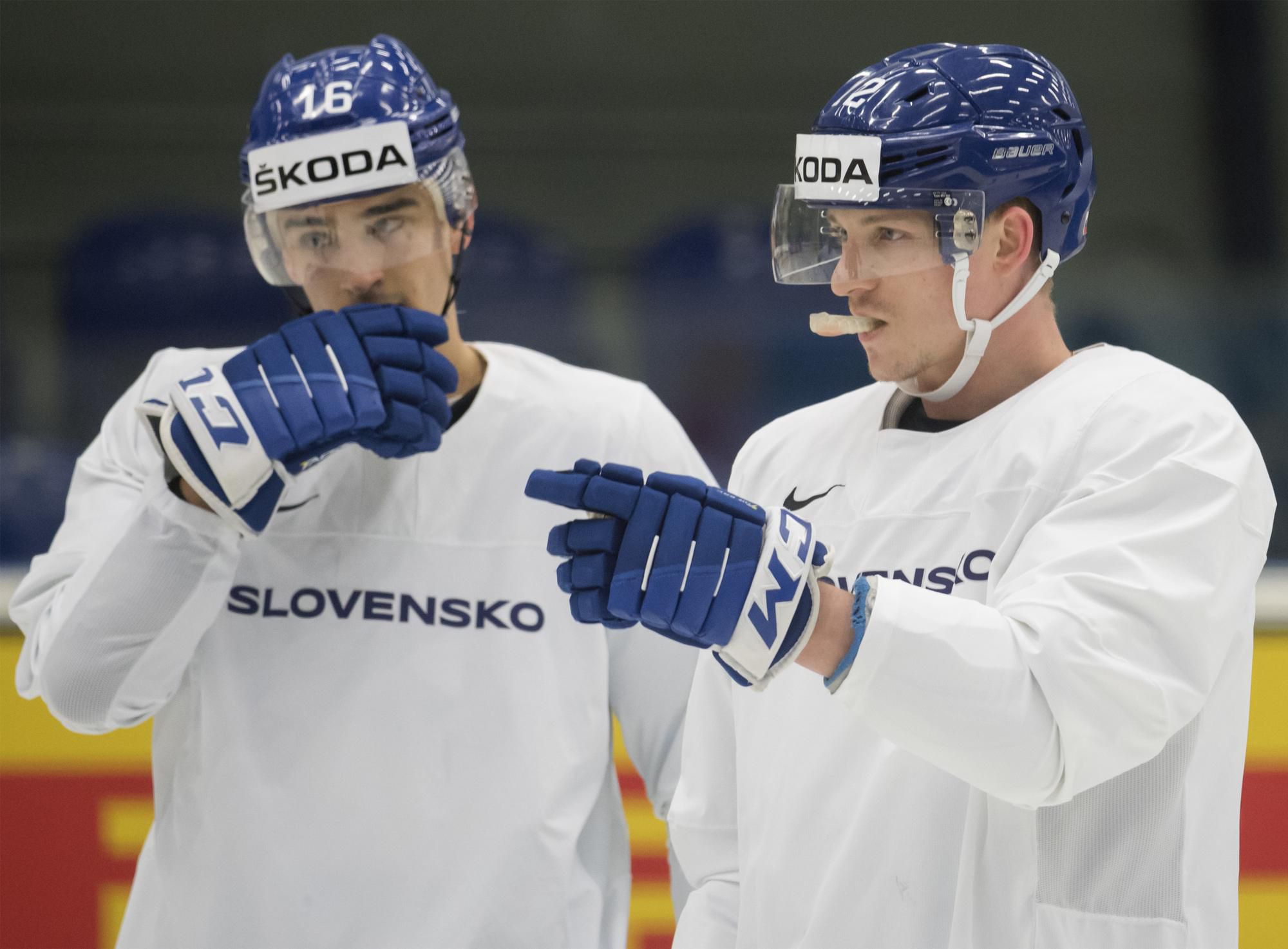 Slovenskí reprezentanti Róbert Lantoši a Dávid Bondra počas tréningu.