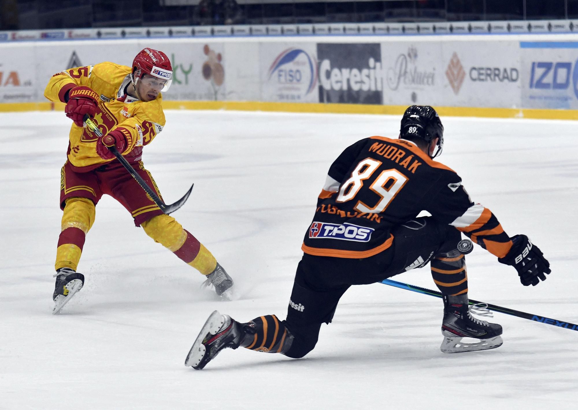 Dávid Mudrák (Michalovce) a Erik Rajnoha (Dukla Trenčín)