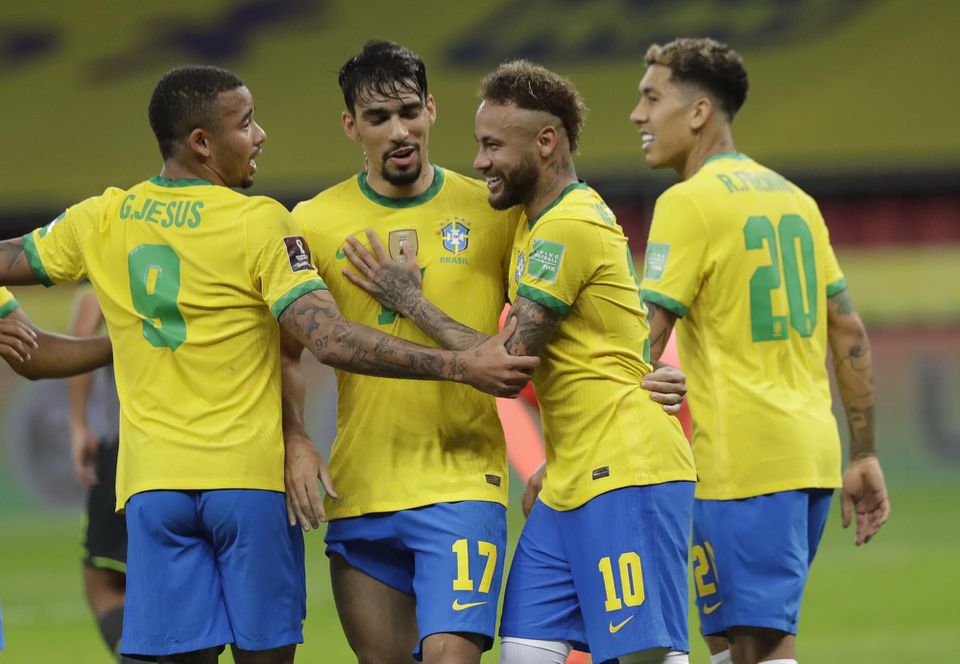 Neymar (druhý sprava) so spoluhráčmi brazílskej reprezentácie