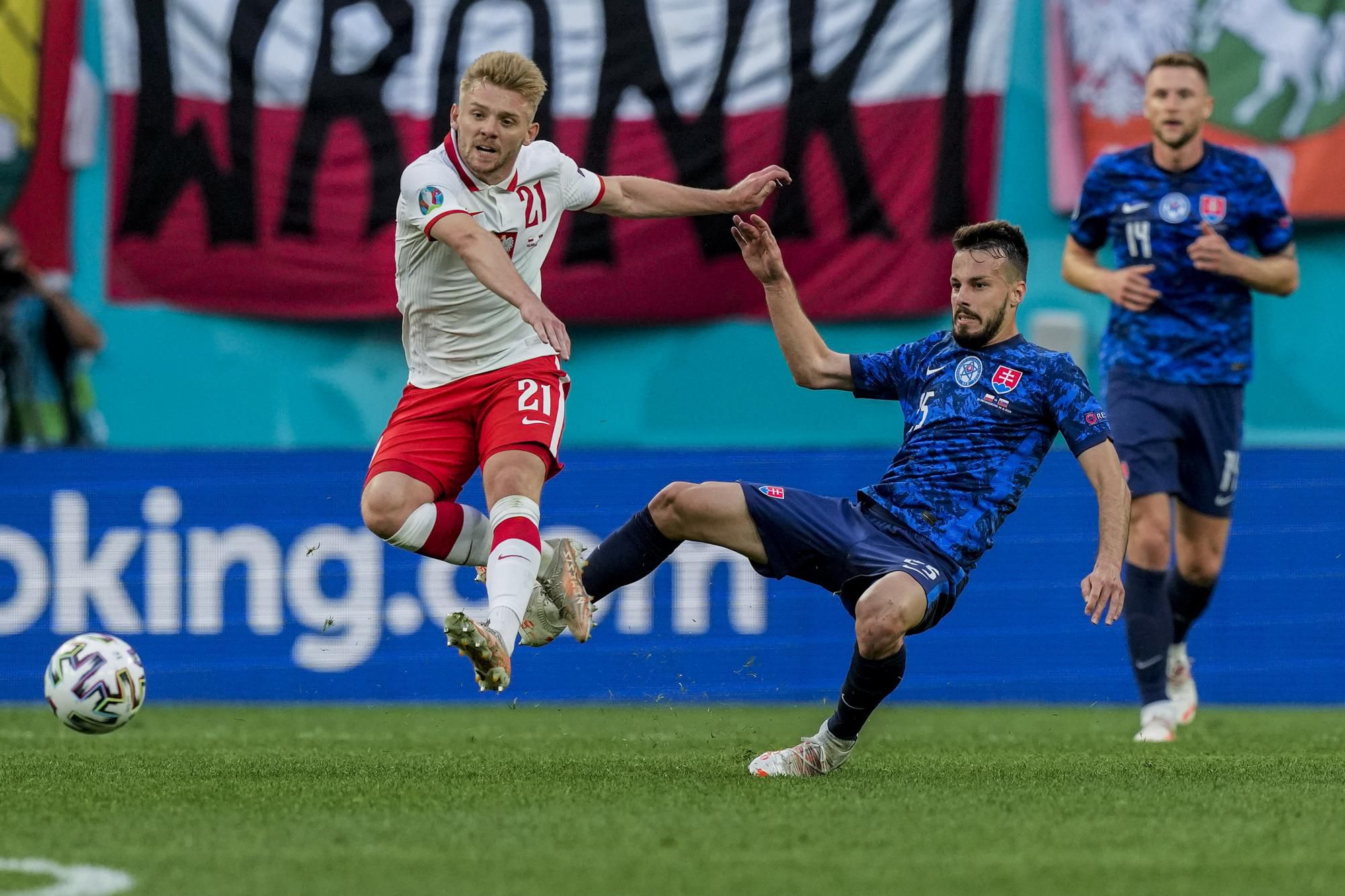 EURO 2020: Poľsko - Slovensko (zľava Kamil Jozwiak, Jakub Hromada a Milan Škriniar)