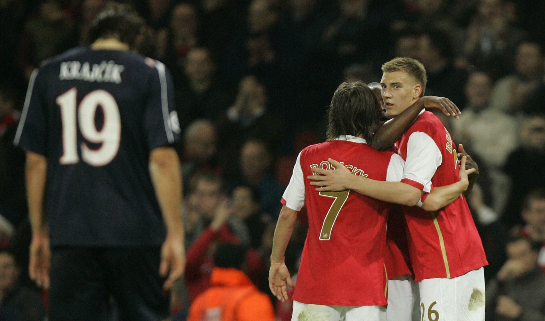Matej Krajčík a hráči Arsenalu oslavujú výhru 7:0 v Londýne nad Slaviou Praha