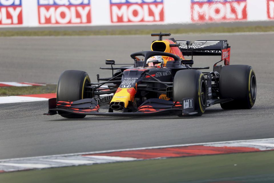 Pretekár Formuly 1 Max Verstappen v monoposte tímu Red Bull.
