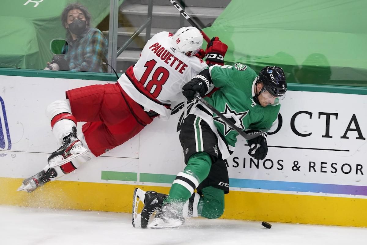 Cedric Paquette (Carolina Hurricanes) a Andrej Sekera (Dallas Stars).