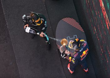 Lewis Hamilton sa neteší na nudný monacký vláčik, podpichol aj Maxa Verstappena
